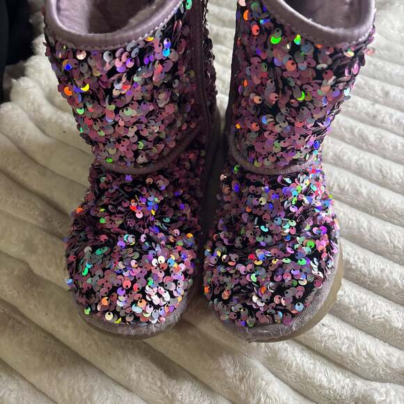 UGG Classic Short Stellar Sequin Lilac Frost Fur Boots girls - Picture 2 of 6